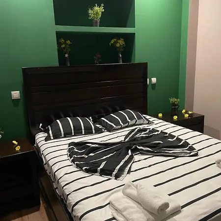 Huge In Old Town For Up To 9 People