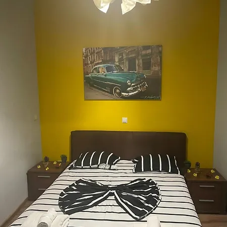 Huge In Old Town For Up To 9 People