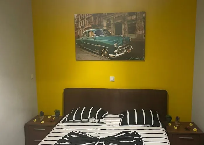 Huge In Old Town For Up To 9 People