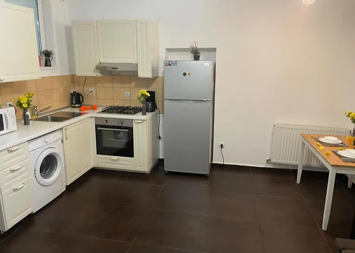 Huge In Old Town For Up To 9 People * Bucarest